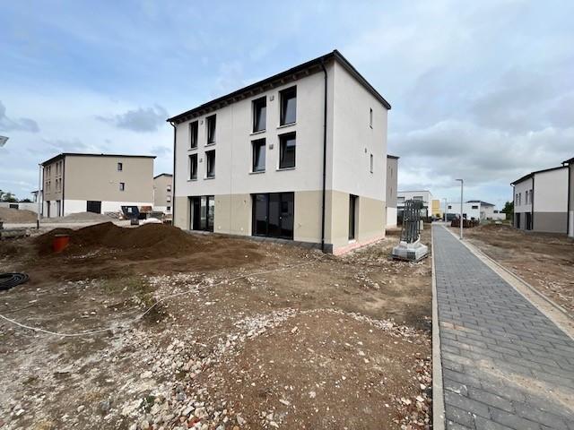 Miete statt Kauf: Moderne Neubau-Doppelhaushälfte mit Garten in Biblis ab sofort zur Vermietung 5.5 zimmer