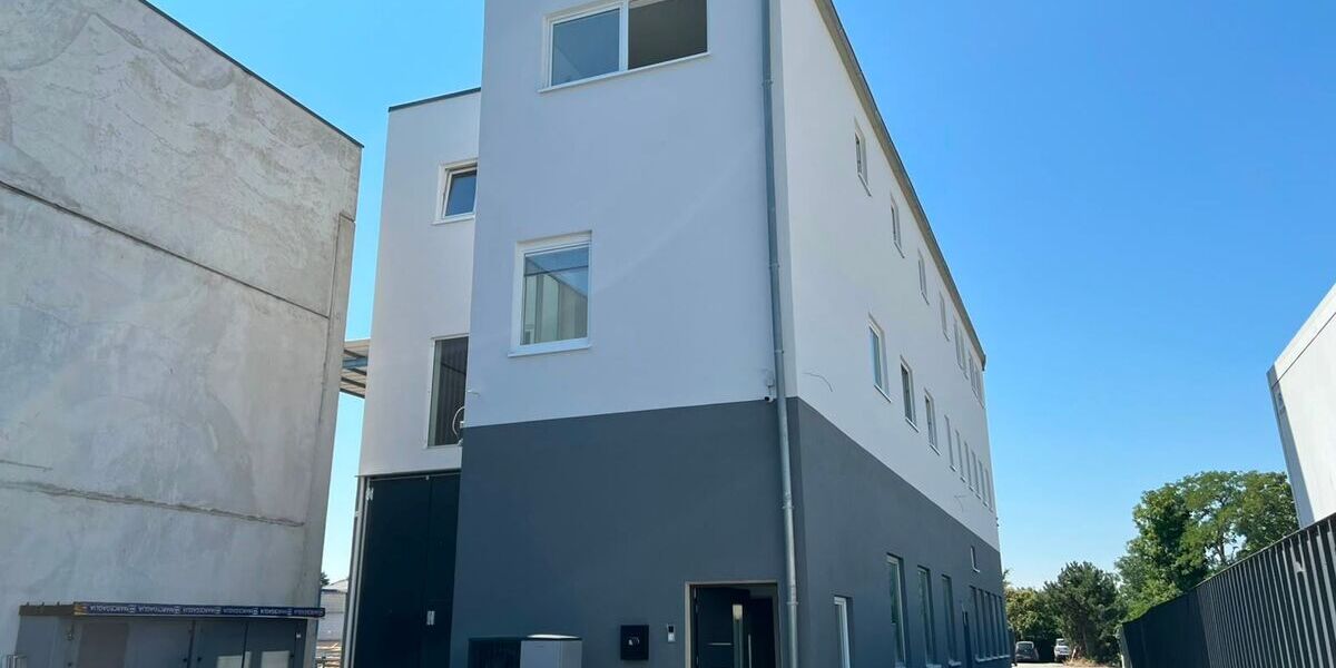 Gewerbeanwesen mit Bürogebäude, Werkstatt und großer befestigter Freifläche - Gewerbeobjekt Bischofsheim | Angebot:27298679