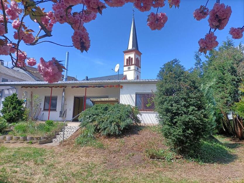 Traumgarten mit freistehendem Einfamilienhaus mitten in Roßdorf