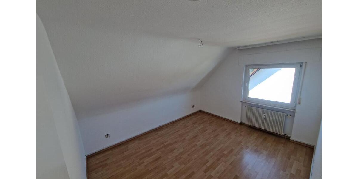 Schöne DG-Wohnung, 76m2 mit Balkon in 3 Familienhaus zu vermieten 3 zimmer