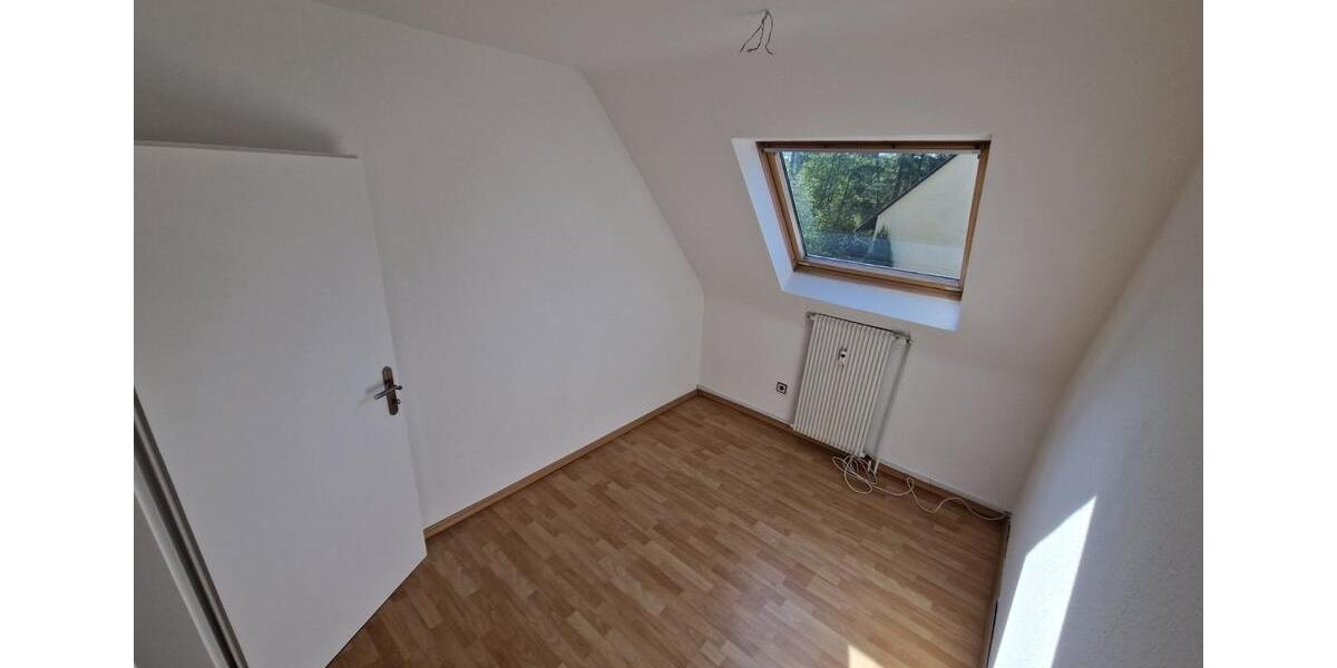 Schöne DG-Wohnung, 76m2 mit Balkon in 3 Familienhaus zu vermieten 3 zimmer