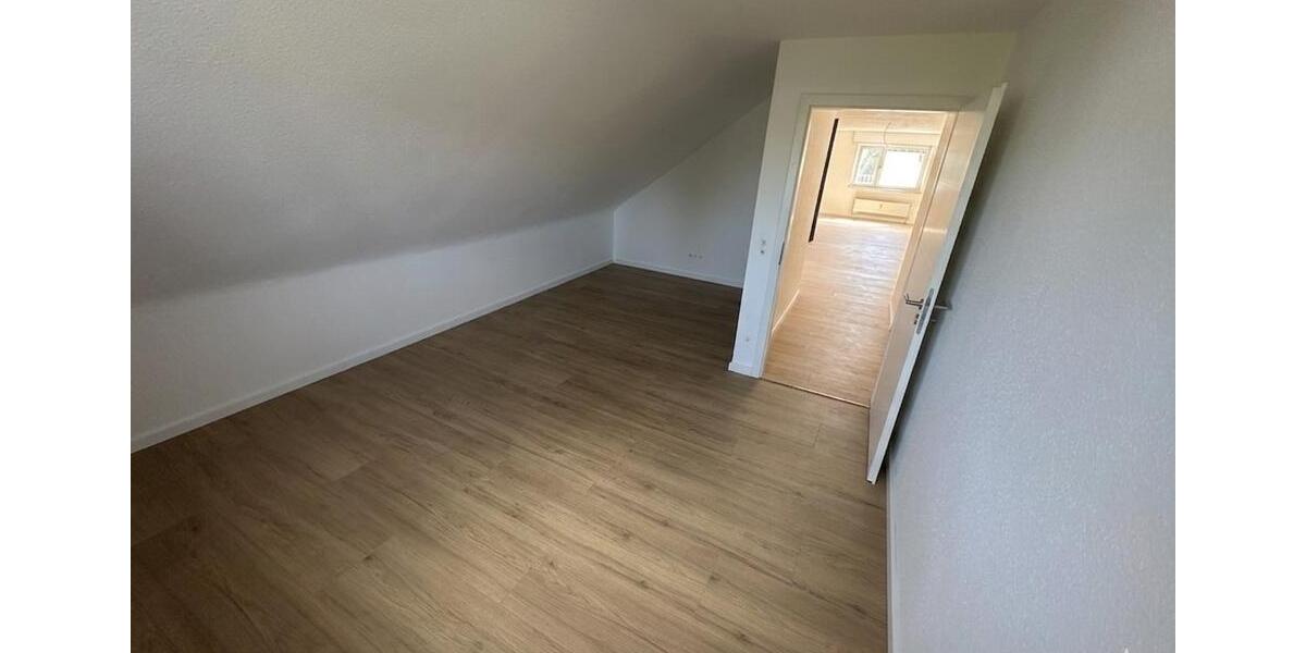 Dachgeschoßwohnung Bürstadt - 3 Zimmer, 76 m&sup2;, 1.100&euro; | Angebot:26625711