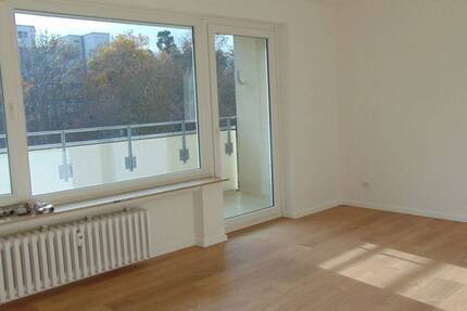 Hier wurde für Sie frisch saniert ! BITTE LESEN sie den Punkt 4 3 zimmer