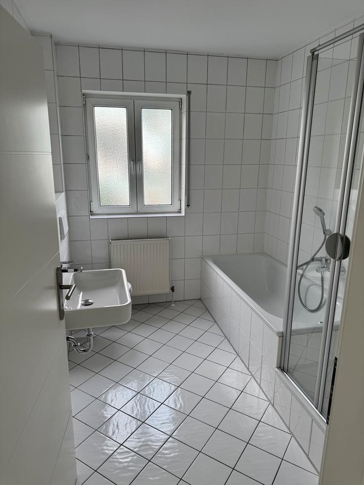 Helle 2-Zimmer-Wohnung mit zwei Balkonen und Tiefgarage