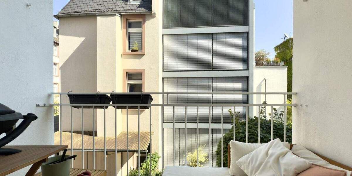 Sanierte Altbau Wohnung mit Balkon und Aufzug in bester Nordend Lage 3 zimmer