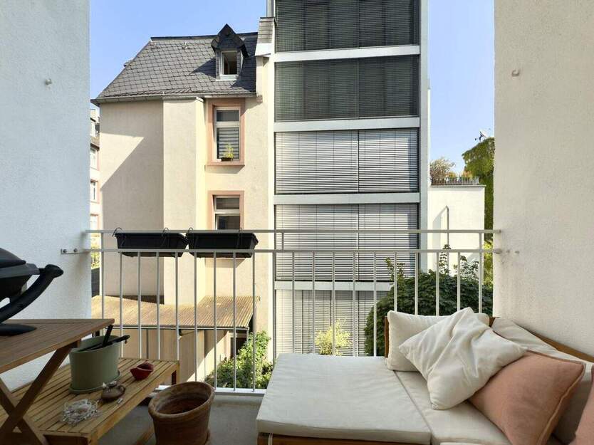 Sanierte Altbau Wohnung mit Balkon und Aufzug in bester Nordend Lage 3 zimmer