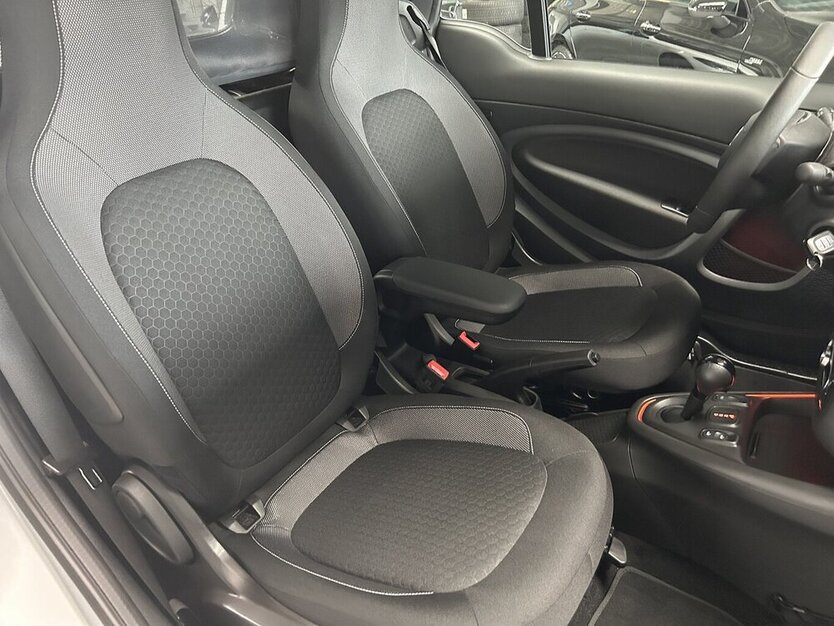 Smart ForTwo EQ CABRIO EXCLUSIVE-22KW-RÜCKFAHRKAMERA 13.660 km 18.199 € Groß-Umstadt 64823