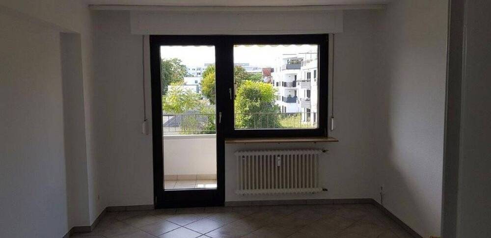 sofort Einzugsbereit, kpl. renovierte 3 Zimmerwohung im 1. OG, ohne Maklerkosten