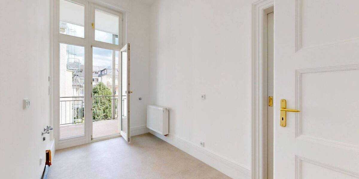 Erstbezug nach Sanierung - Charmante Altbauwohnung mit drei Zimmern, Wintergarten, Balkon und Aufzug 3 zimmer