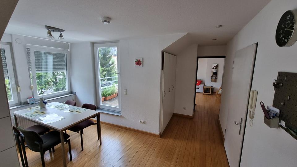 Geräumige und neuwertige 2-Zimmer-DG-Wohnung mit Balkon und Einba 2 zimmer
