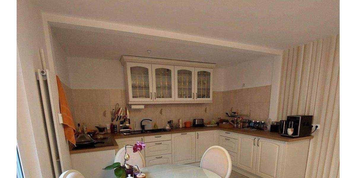 DHH auf 2 Etagen mit Vorgarten und Keller. 4 zimmer