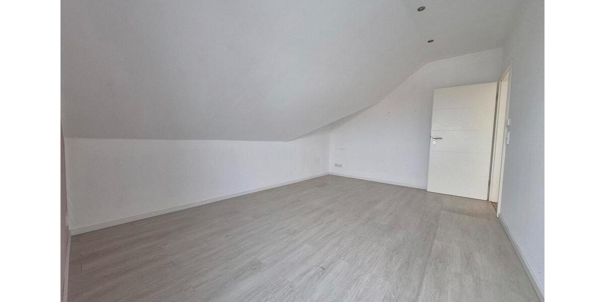 Dachgeschoßwohnung Büttelborn - 4 Zimmer, 110 m&sup2;, 1.800&euro; | Angebot:25493124