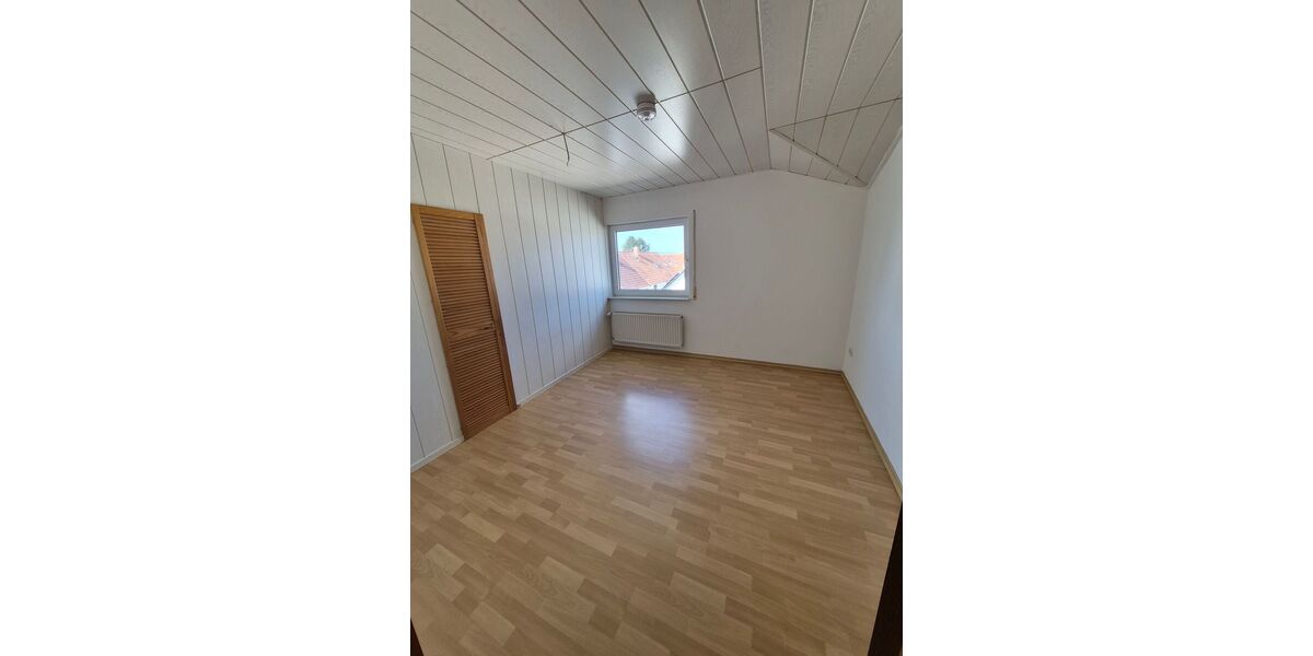 Bezugsfreie 2-Zimmer-DG-Wohnung (71 m²) mit Winterbalkon & Stellplatz in Walldorf - Appartement Mörfelden-Walldorf Walldorf | Angebot:26836061
