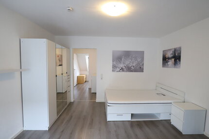 Voll Möbliert ! Gemütliche Dachgeschoßwohnung mit separatem Küchenbereich und modernem Duschbad