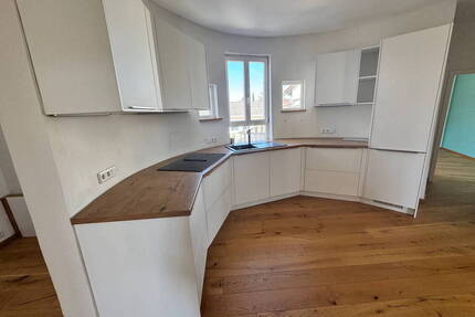 Kernsanierte 4 Zimmer-Wohnung mit Einbauküche, Aufzug und Balkon - zentral in Groß-Umstadt